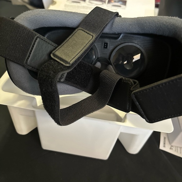 Samsung SM-R323NBKAXAR Gear VR - Brand New (Box opened to check contents only) - Picture 12 of 13